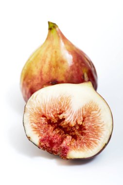 Beyaz arka plan üzerinde izole taze tatlı incir