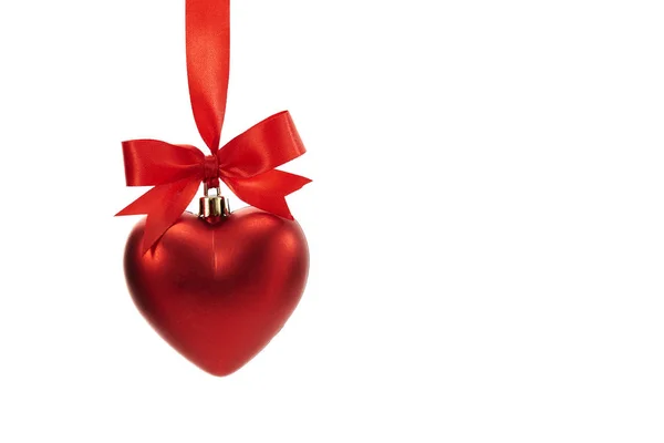 Рождественский Шар Форме Сердца Красной Лентой Белом Фоне — стоковое фото