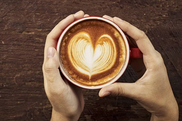 Manos Femeninas Sosteniendo Una Taza Café Con Espuma Sobre Una — Foto de Stock