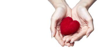 Beyaz arka plan yakın çekim üzerinde kadının elinde kırmızı kalp