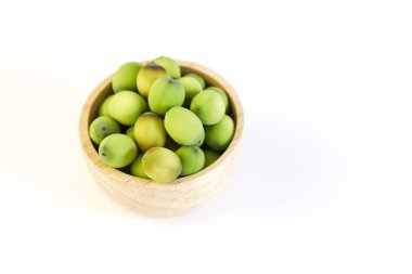 Beyaz bir arka plan üzerinde ahşap bir fincan Lotus tohum koymak