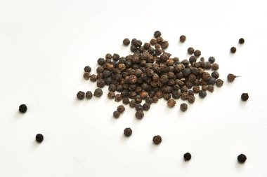 Siyah biber beyaz arka plana yerleştirilmiş.