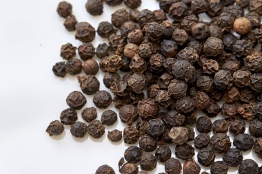 Siyah biber beyaz arka plana yerleştirilmiş.