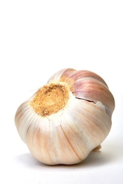 Beyaz arka planda taze çiğ sarımsak.