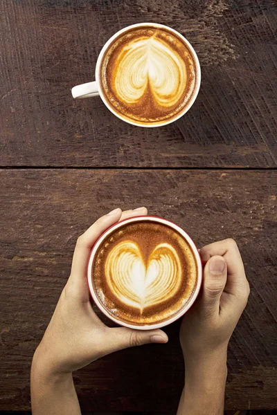 Weibliche Hände Halten Eine Tasse Kaffee Mit Schaum Über Dem — Stockfoto