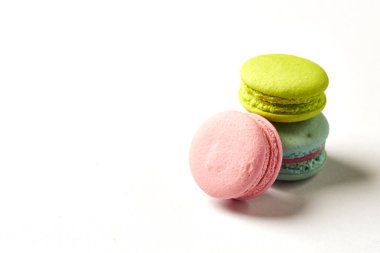Tatlı ve renkli Fransızca macaroons veya beyaz arka planda, en az tatlı macaron