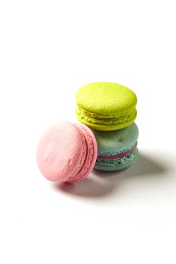 Tatlı ve renkli Fransızca macaroons veya beyaz arka planda, en az tatlı macaron