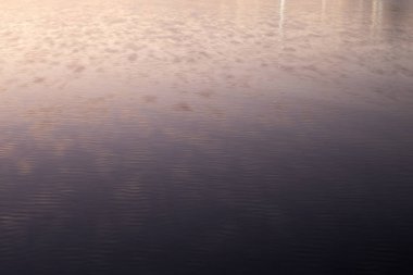 Dalgalanan su yüzey su Nehri