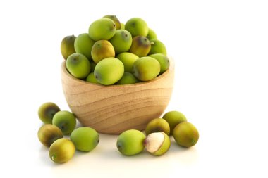 Lotus tohum ahşap bir kaba koymak 