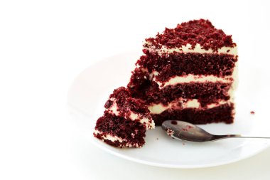 kırmızı bir tatlı kesme kaşık