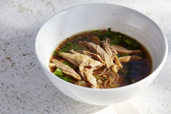 中国ロースト ダック ヌードル スープ レシピ テーブルの上 — ストック写真