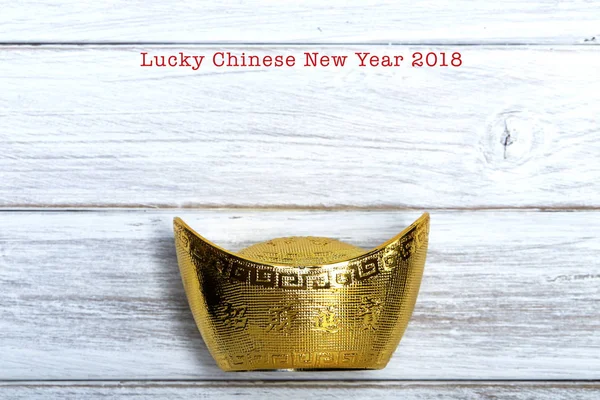 Lingote de oro chino en madera blanca —  Fotos de Stock
