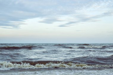 Güçlü dalgalar bir plajda. Gelen dalga deniz kenarında. Arka plan olarak kullanılabilir