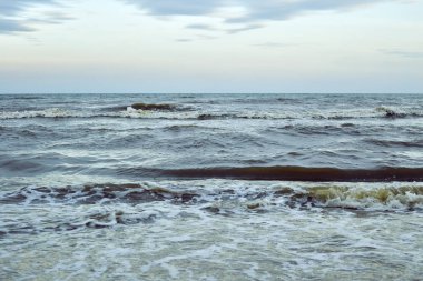 Güçlü dalgalar bir plajda. Gelen dalga deniz kenarında. Arka plan olarak kullanılabilir
