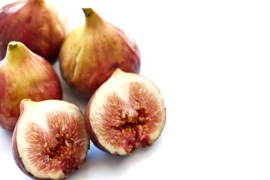 Beyaz arka plan üzerinde izole taze tatlı incir