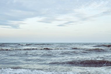 Güçlü dalgalar bir plajda. Gelen dalga deniz kenarında. Arka plan olarak kullanılabilir