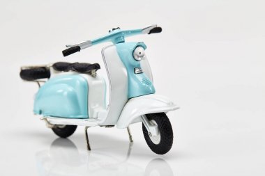 Oyuncak Scooter Model beyaz masa kavramı en az