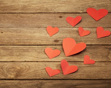 Kırmızı kalp kağıt ahşap arka plan, Sevgililer günü ve romantizm kavramı