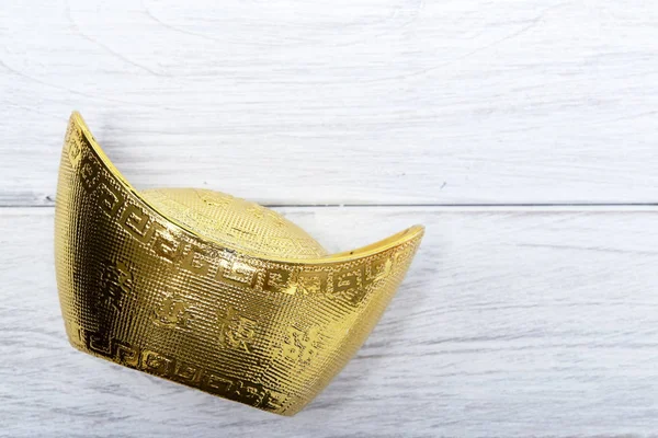 Lingote Oro Chino Sobre Fondo Madera Blanca Para Espacio Copia — Foto de Stock