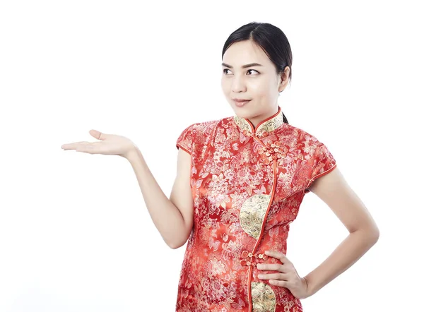 Belleza Mujer Usar Cheongsam Sonreír Usted Chino Año Nuevo — Foto de Stock