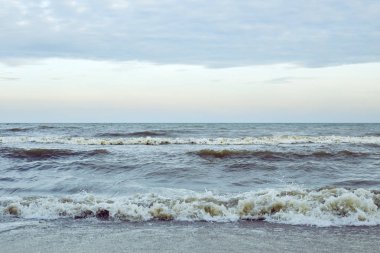 Güçlü dalgalar bir plajda. Gelen dalga deniz kenarında. Arka plan olarak kullanılabilir