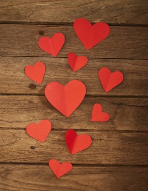 Kırmızı kalp kağıt ahşap arka plan, Sevgililer günü ve romantizm kavramı