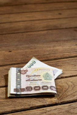 Sert ahşap masa arka plan kopya alanı ile not etmek ilk Tayland bir bin baht faturaları görüntüleyin