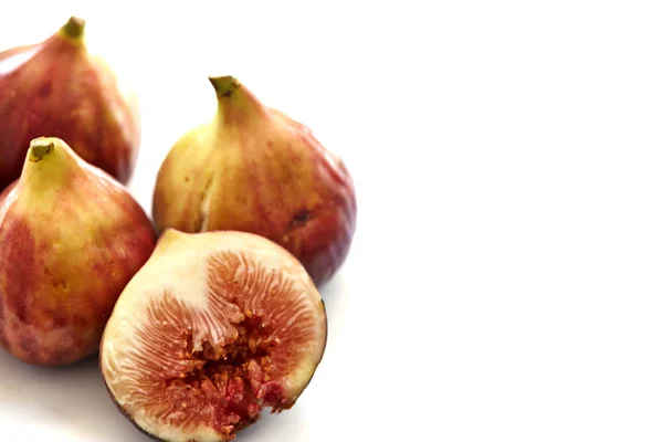 Figues Douces Fraîches Isolées Sur Fond Blanc — Photo