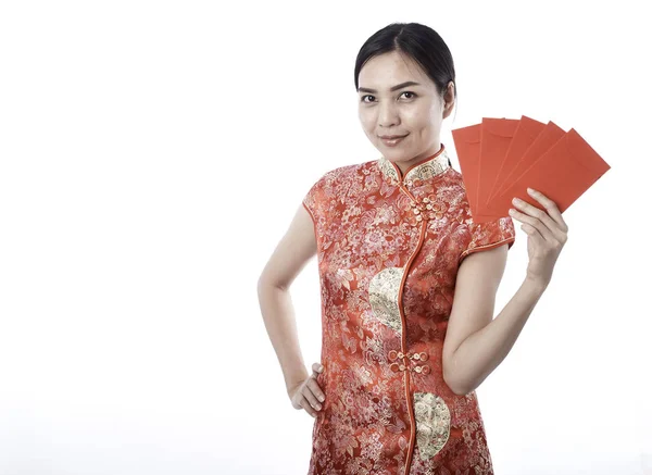 中国の女性と伝統的な Qipao ドレス赤の封筒のお金を保持します — ストック写真