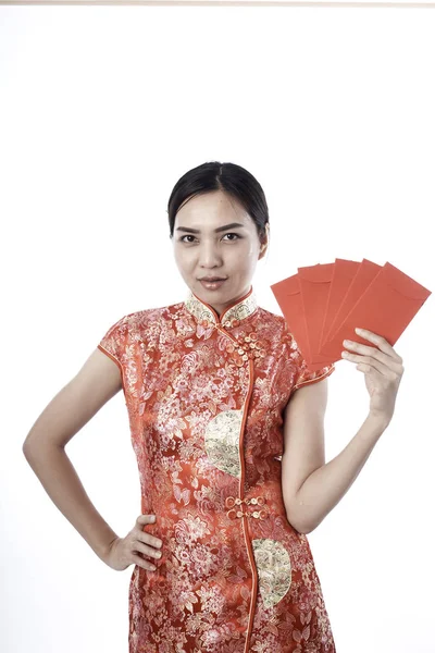 Chinesin Kleidet Sich Traditionelles Qipao Und Hält Roten Umschlag Mit — Stockfoto