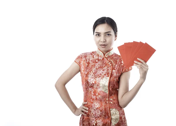 Κινέζα Φόρεμα Παραδοσιακές Qipao Και Κρατήστε Πατημένο Κόκκινο Φάκελο Χρήματα — Φωτογραφία Αρχείου