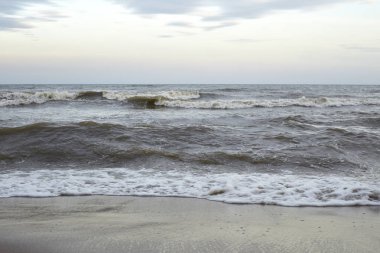 Güçlü dalgalar bir plajda. Gelen dalga deniz kenarında. Arka plan olarak kullanılabilir