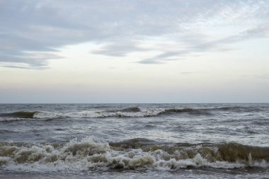 Güçlü dalgalar bir plajda. Gelen dalga deniz kenarında. Arka plan olarak kullanılabilir