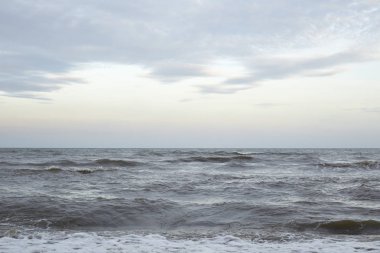 Güçlü dalgalar bir plajda. Gelen dalga deniz kenarında. Arka plan olarak kullanılabilir