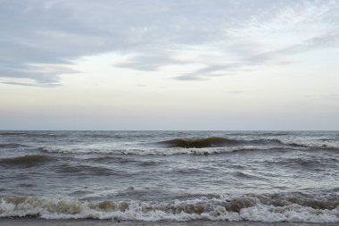 Güçlü dalgalar bir plajda. Gelen dalga deniz kenarında. Arka plan olarak kullanılabilir