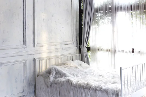Біла Спальня Еркером Шторою — стокове фото