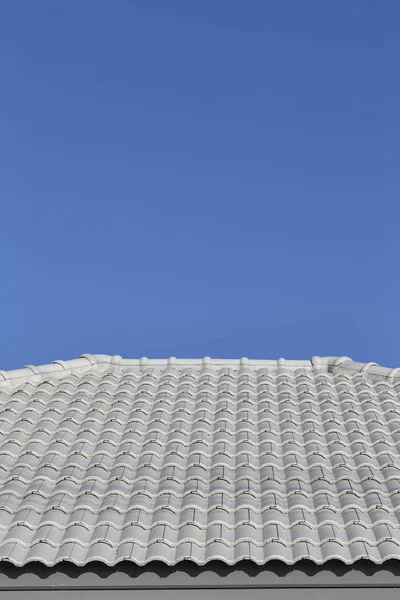 Graues Ziegeldach Gegen Den Blauen Himmel Konstruktion Gebäude Diagonal Abstrakter — Stockfoto