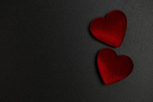 赤いハートは 黒の背景を感じた バレンタイン カード 愛テクスチャの宣言 — ストック写真