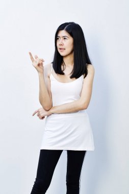 Beyaz arka plan işaret eden genç şirin Asyalı kadın sağlık ve güzellik kavramı