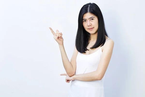 Joven Linda Mujer Asiática Señalando Fondo Blanco Salud Concepto Belleza —  Fotos de Stock