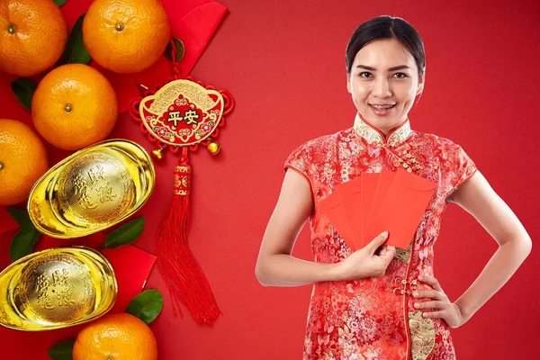 Όμορφη Κοπέλα Κρατώντας Ένα Κόκκινο Φάκελο Κατά Διάρκεια Του Κινεζικού — Φωτογραφία Αρχείου