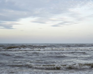 Güçlü dalgalar bir plajda. Gelen dalga deniz kenarında. Arka plan olarak kullanılabilir