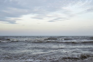 Güçlü dalgalar bir plajda. Gelen dalga deniz kenarında. Arka plan olarak kullanılabilir