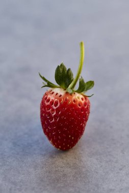 Gri renkli ahşap tahta, en az fikir gıda kavramı üzerinde taze çilek