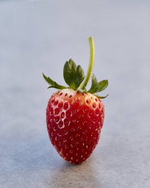 Gri renkli ahşap tahta, en az fikir gıda kavramı üzerinde taze çilek