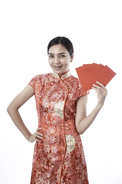 Vestido Mujer China Qipao Tradicional Sostener Sobre Rojo Con Dinero —  Fotos de Stock