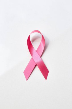 pembe saten Meme Kanseri Bilinçlendirme şerit. doğal beyaz üzerine gölgeni.