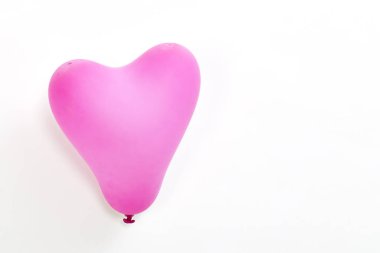 Beyaz arka plan üzerinde izole pembe kalp balon