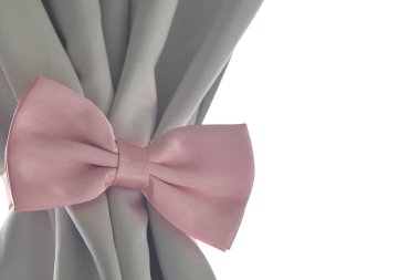 Pembe fiyonk kravat güzel modern gri perde oturma odasında