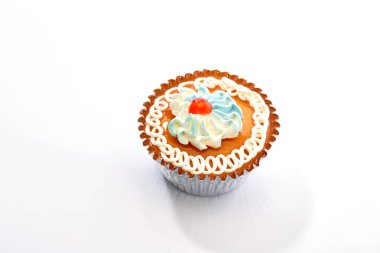 Çamurcun doğum günü kek üzerine beyaz izole tereyağı krema buzlanma ile